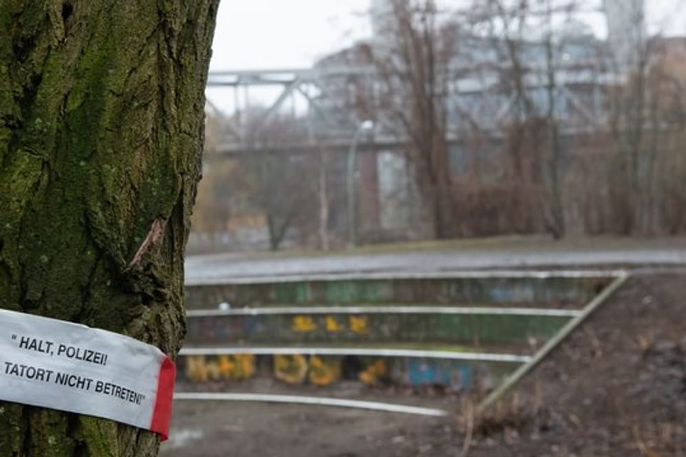 "Halt, Polizei! Tatort nicht betreten!" steht auf dem Absperrband an einem Baum im "Elise-Tilse-Park" in Berlin-Kreuzberg.