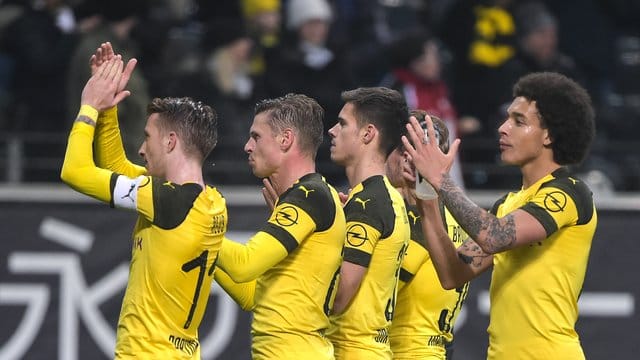 Nach dem 1:1 in Frankfurt bedanken sich die BVB-Spieler bei den mitgereisten Fans. Nach dem 1:1 in Frankfurt bedanken sich die BVB-Spieler bei den mitgereisten Fans.