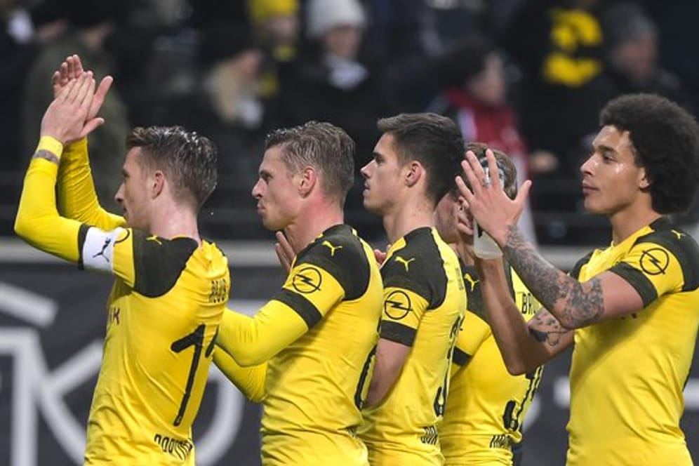 Nach dem 1:1 in Frankfurt bedanken sich die BVB-Spieler bei den mitgereisten Fans.