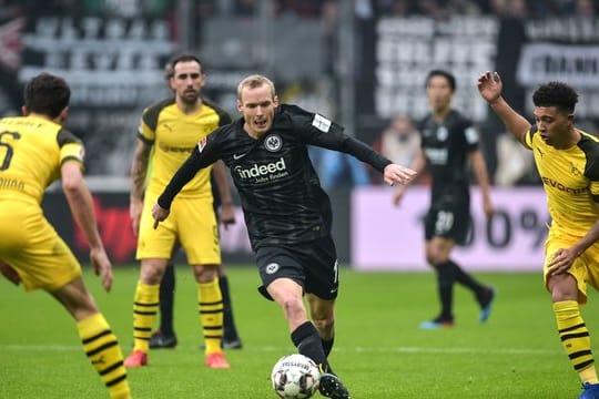 Frankfurts Sebastian Rode (M) versucht mit dem Ball zwischen den Dortmundern Thomas Delaney (l) und Jadon Sancho hinduch zu kommen.