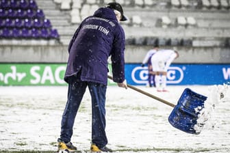 Schnee im Erzgebirgestadion während einer Partie im Dezember.