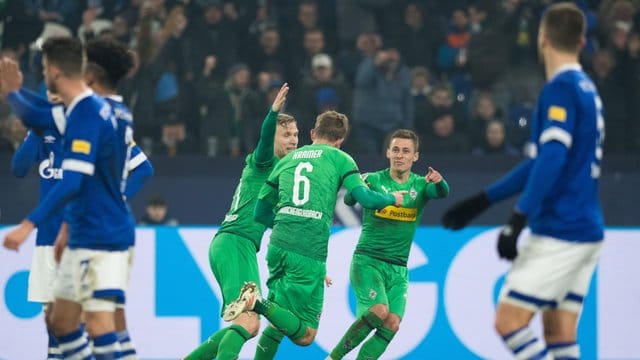 Mönchengladbachs Christoph Kramer (M) jubelt über seinen Treffer zum 1:0. Mönchengladbachs Christoph Kramer (M) jubelt über seinen Treffer zum 1:0.