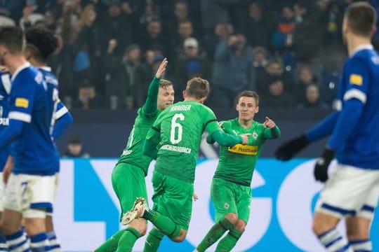 Mönchengladbachs Christoph Kramer (M) jubelt über seinen Treffer zum 1:0.