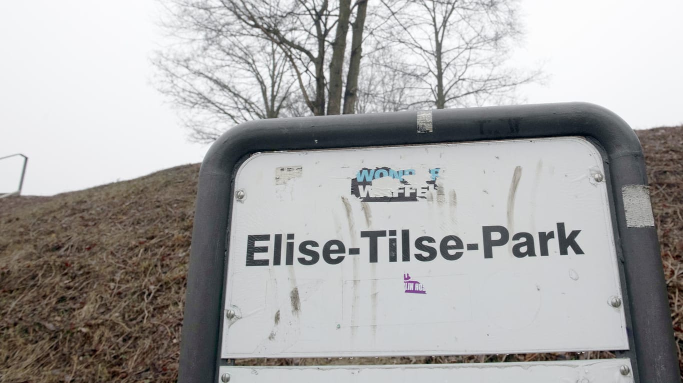 «Elise-Tilse-Park» steht auf dem Schild an einem Zugang zu der Grünanlage hinter dem Tempodrom: Spaziergänger haben in Berlin-Kreuzberg ein totes Baby gefunden.