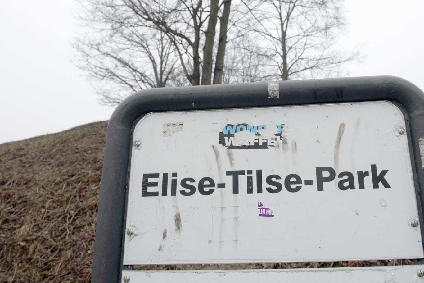 «Elise-Tilse-Park» steht auf dem Schild an einem Zugang zu der Grünanlage hinter dem Tempodrom: Spaziergänger haben in Berlin-Kreuzberg ein totes Baby gefunden.