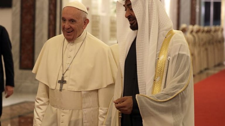 Papst Franziskus wird am Flughafen von Abu Dhabi von Kronprinz Mohammed bin Said Al Nahjan empfangen.