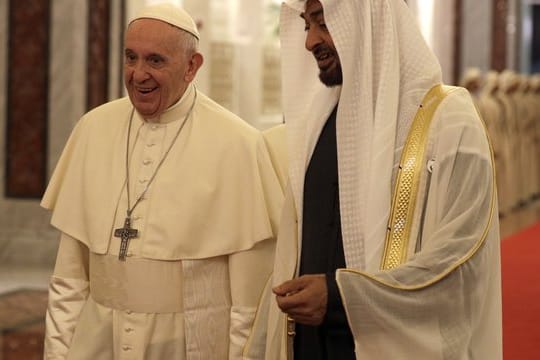 Papst Franziskus wird am Flughafen von Abu Dhabi von Kronprinz Mohammed bin Said Al Nahjan empfangen.