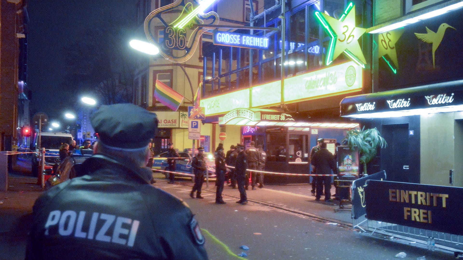Polizisten sichern den Tatort auf der Großen Freiheit: Beide Verletzten wurden in ein Krankenhaus gebracht. Polizisten sichern den Tatort auf der Großen Freiheit: Beide Verletzten wurden in ein Krankenhaus gebracht.