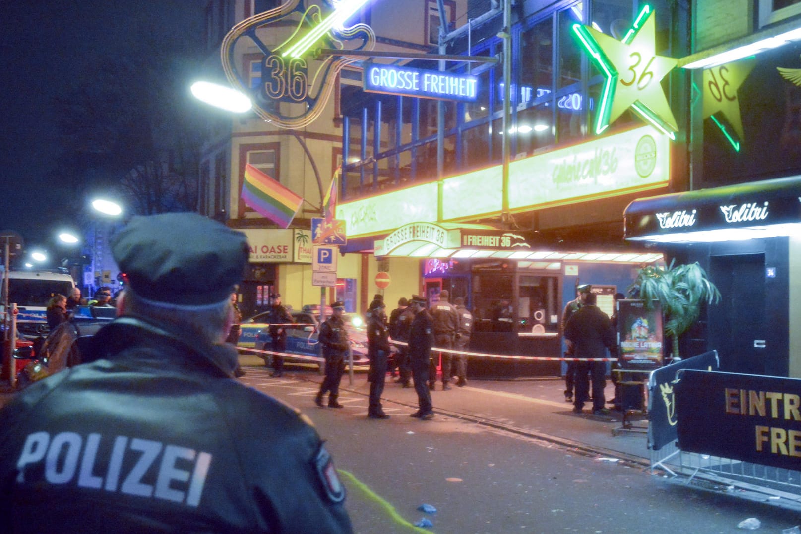 Polizisten sichern den Tatort auf der Großen Freiheit: Beide Verletzten wurden in ein Krankenhaus gebracht.