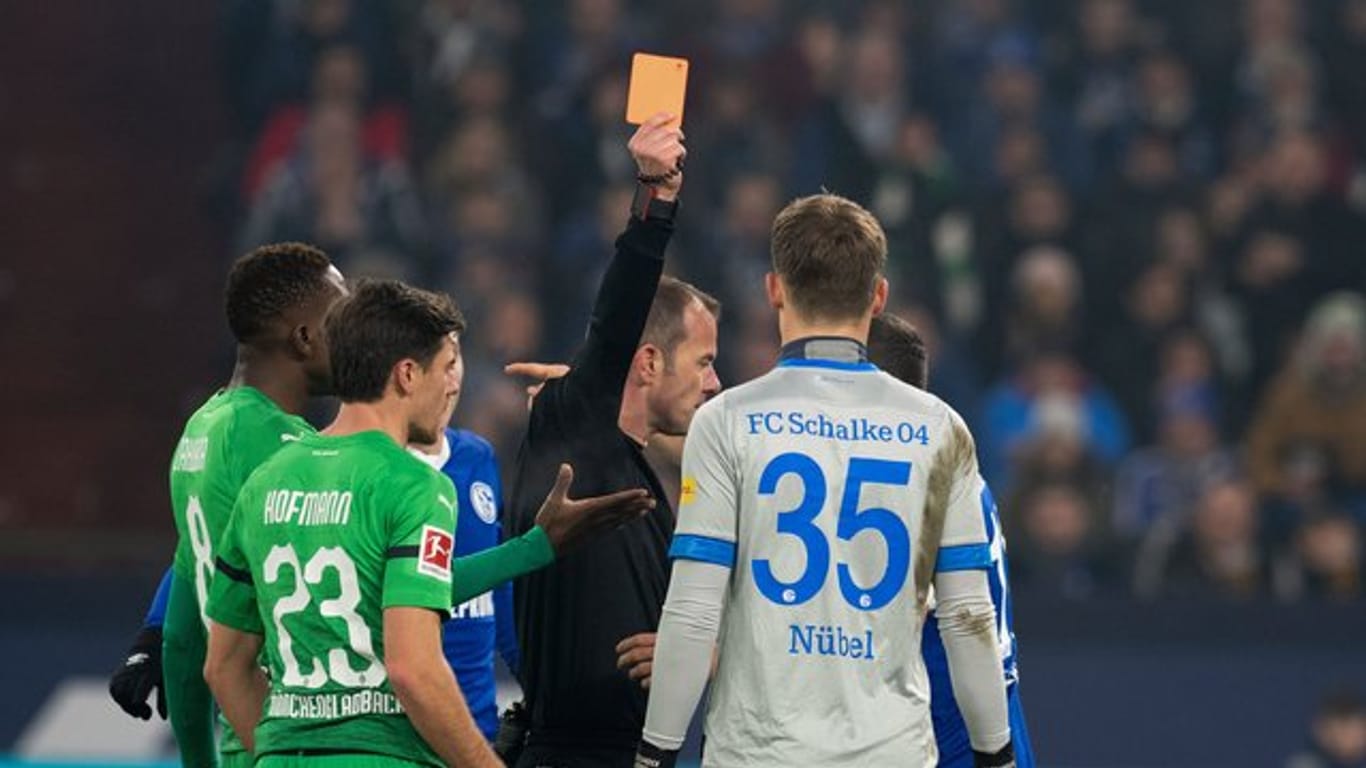 Schiedsrichter Marco Fritz zeigt Schalkes Torwart Alexander Nübel die Rote Karte.