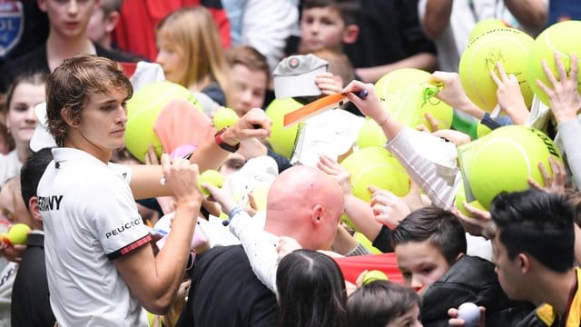 Wird den neuen Modus im Davis Cup auch weiter ablehnen: Alexander Zverev (l) gibt Autogramme.