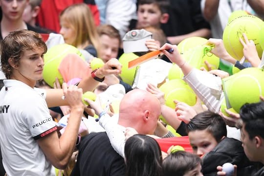 Wird den neuen Modus im Davis Cup auch weiter ablehnen: Alexander Zverev (l) gibt Autogramme.