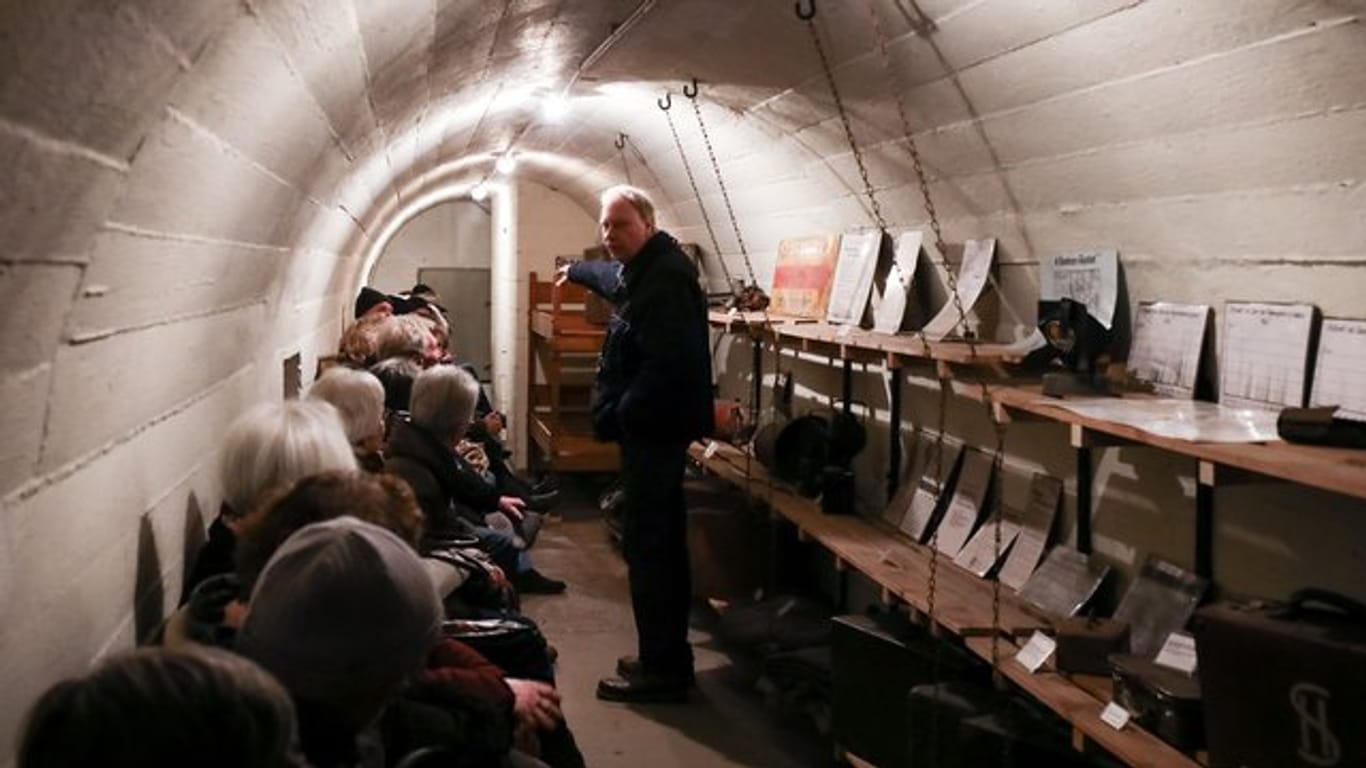 Ein Stück Friedensarbeit: Gunnar Wulf bei einer Führung im Hamburger Bunkermuseum.