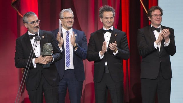 Bester Film Javier Fesser (l) freut sich über die Auszeichnung.