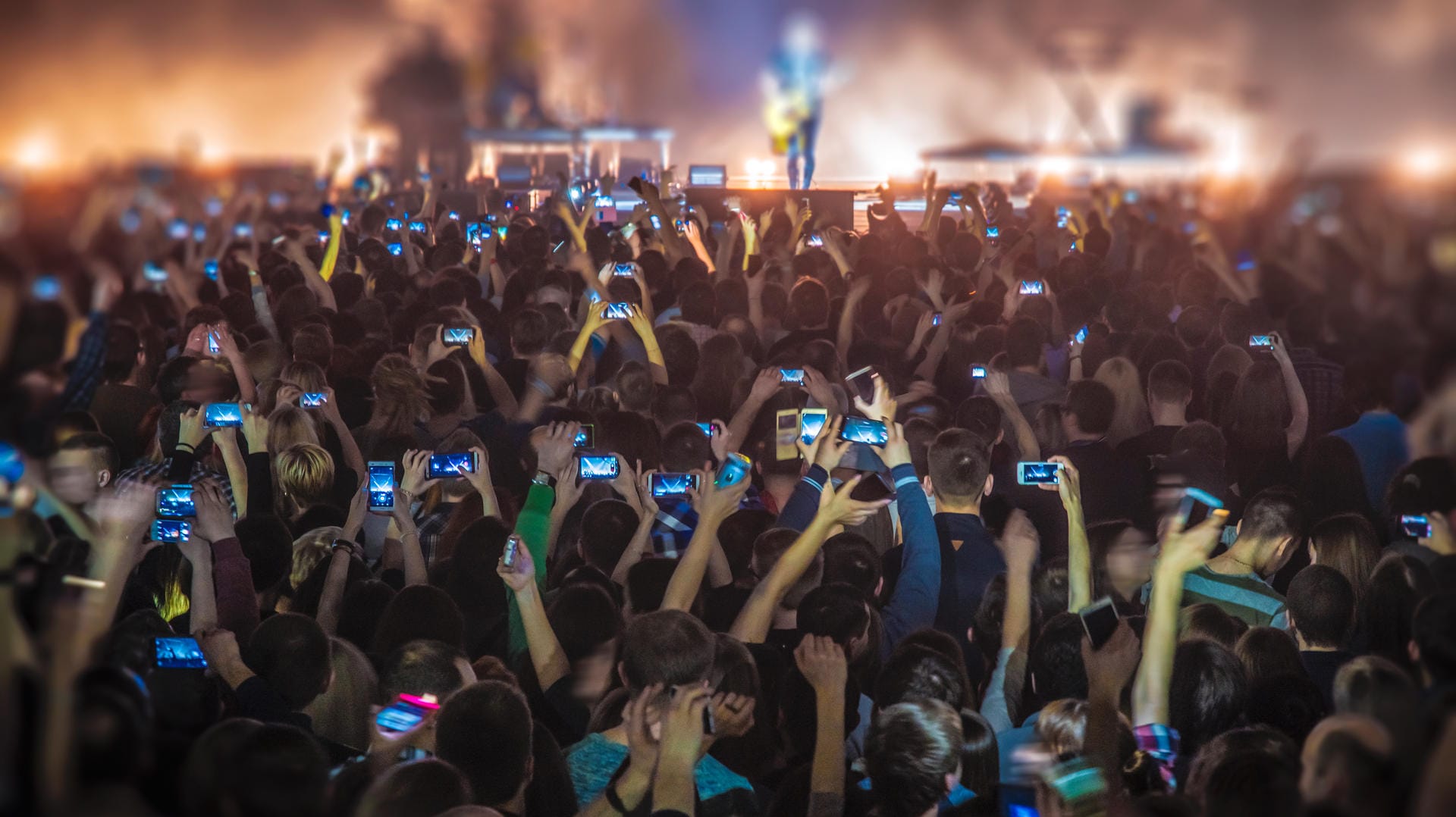 Konzert-Besucher filmen und fotografieren mit ihren Smartphones: Der Smartphone-Markt scheint langsam gesättigt. Doch weil die Geräte immer teurer werden, sprudeln trotzdem die Einnahmen der Hersteller.