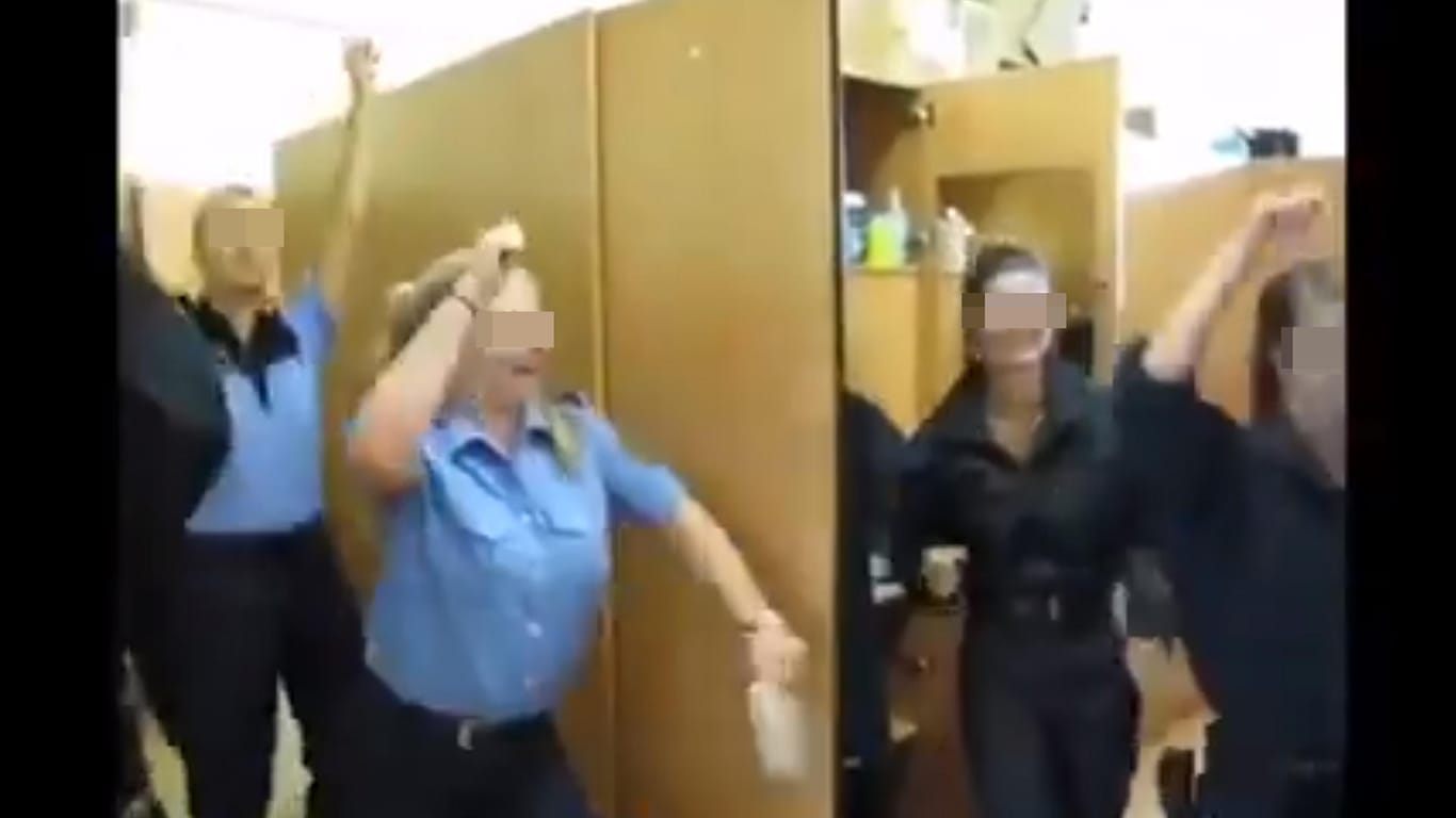 Screenshot: Polizistinnen aus Sachsen tanzen in einem Video durch eine Umkleidekabine.