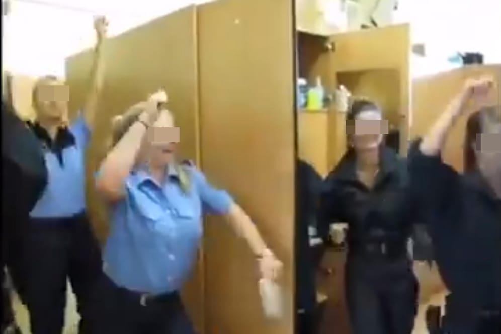 Screenshot: Polizistinnen aus Sachsen tanzen in einem Video durch eine Umkleidekabine.