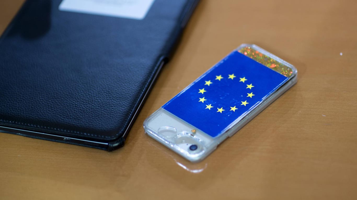 Smartphone mit EU-Sticker: Mit dem Brexit verlieren die Briten die Möglichkeit, eine Domain mit der Endung ".eu" zu registrieren.