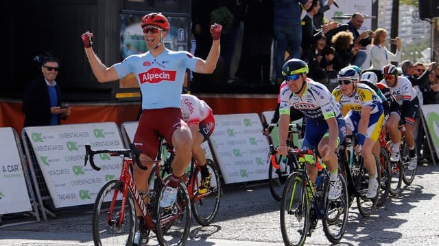 Marcel Kittel (l) siegte auf Mallorca im Sprint.