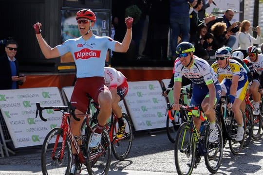 Marcel Kittel (l) siegte auf Mallorca im Sprint.