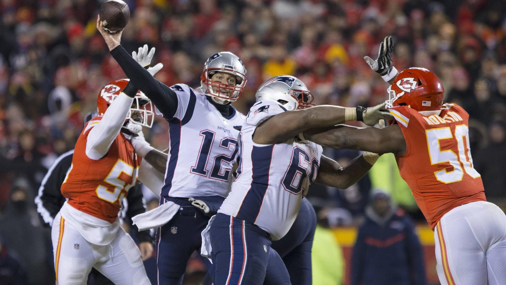 Tom Brady (mittig mit der Nummer 12) im Duell mit den Kansas City Chiefs.