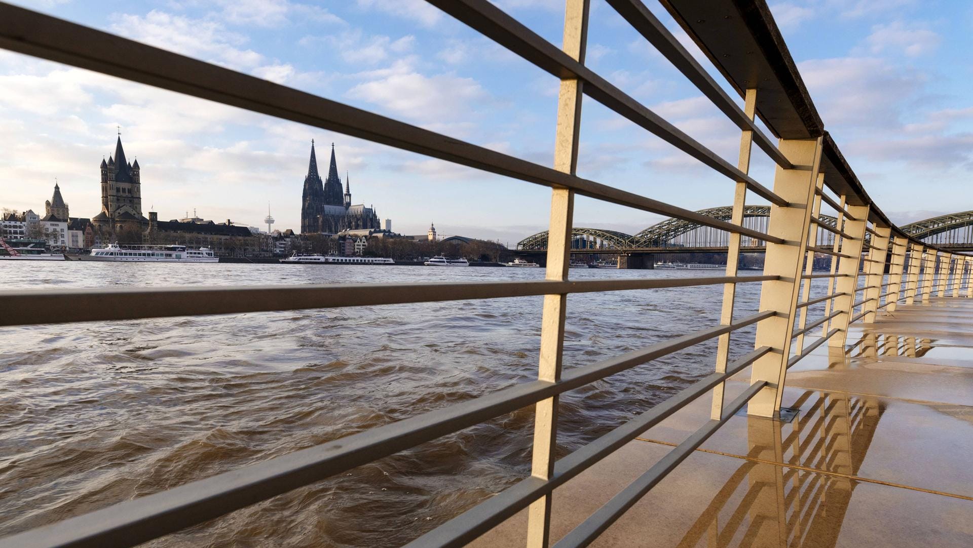 Rhein in Köln: Im Westen könnten die Temperaturen bis zur Wochenmitte zweistellige Werte erreichen. Rhein in Köln: Im Westen könnten die Temperaturen bis zur Wochenmitte zweistellige Werte erreichen.