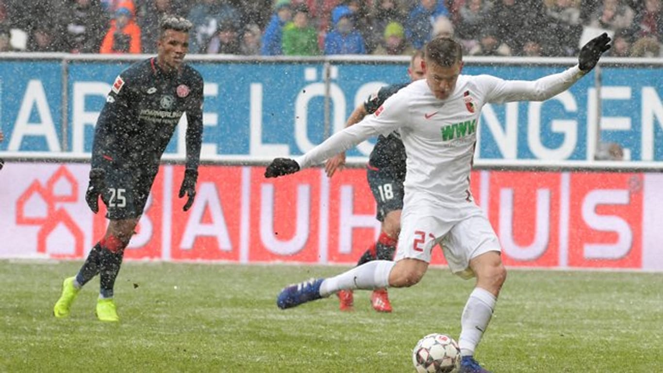 Augsburgs Alfred Finnbogason (r) erzielte alle drei Treffer gegen Mainz.