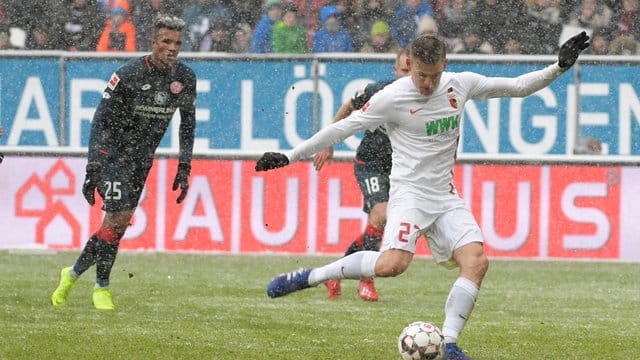 Augsburgs Alfred Finnbogason (r) erzielte alle drei Treffer gegen Mainz. Augsburgs Alfred Finnbogason (r) erzielte alle drei Treffer gegen Mainz.