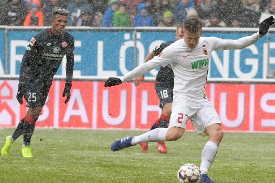 Augsburgs Alfred Finnbogason (r) erzielte alle drei Treffer gegen Mainz.