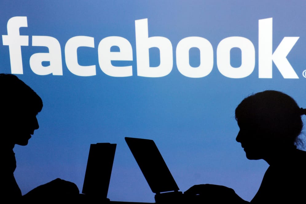 Die Schatten von Jugendlichen mit einem Laptop sind vor dem Schriftzug des sozialen Internet-Netzwerks Facebook zu sehen: Am 4. Februar 2019 wird Facebook 15 Jahre alt.