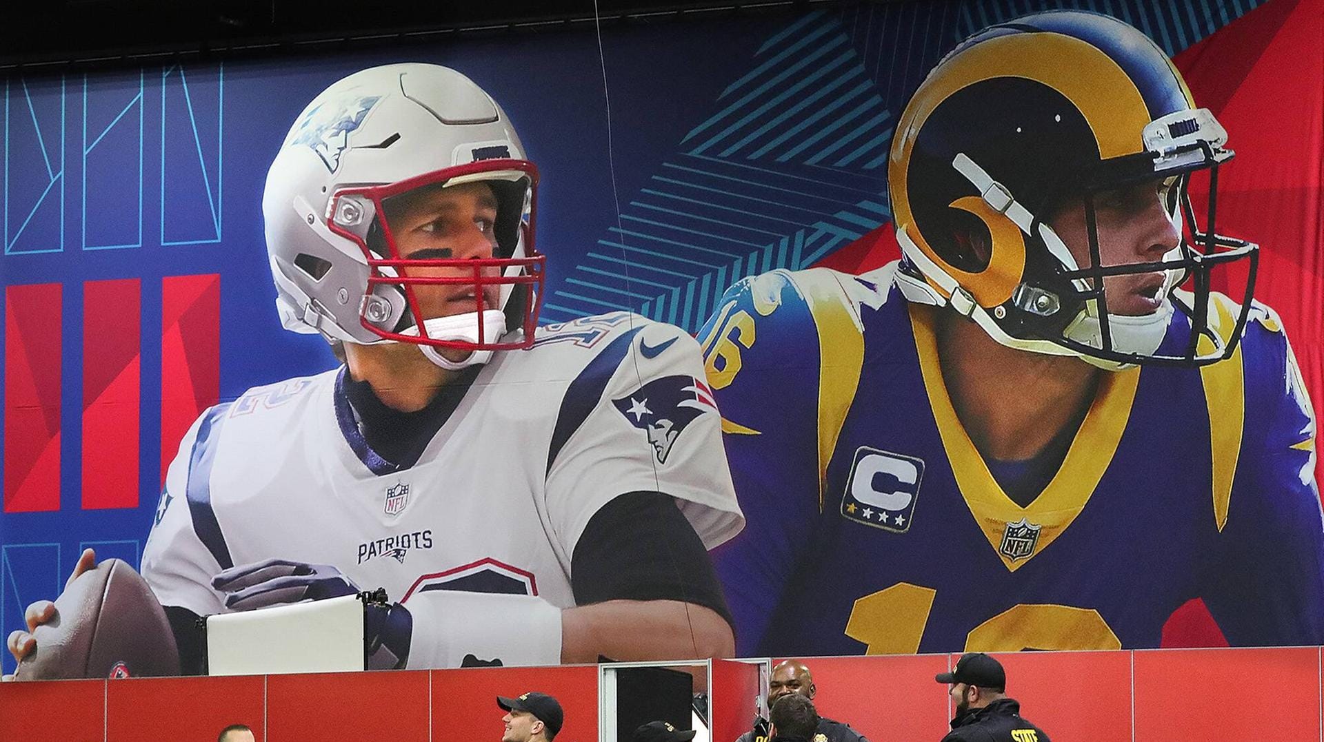 Sind die Schlüsselspieler ihrer Teams: die Quarterbacks Tom Brady (New England Patriots) und Jared Goff (Los Angeles Rams).