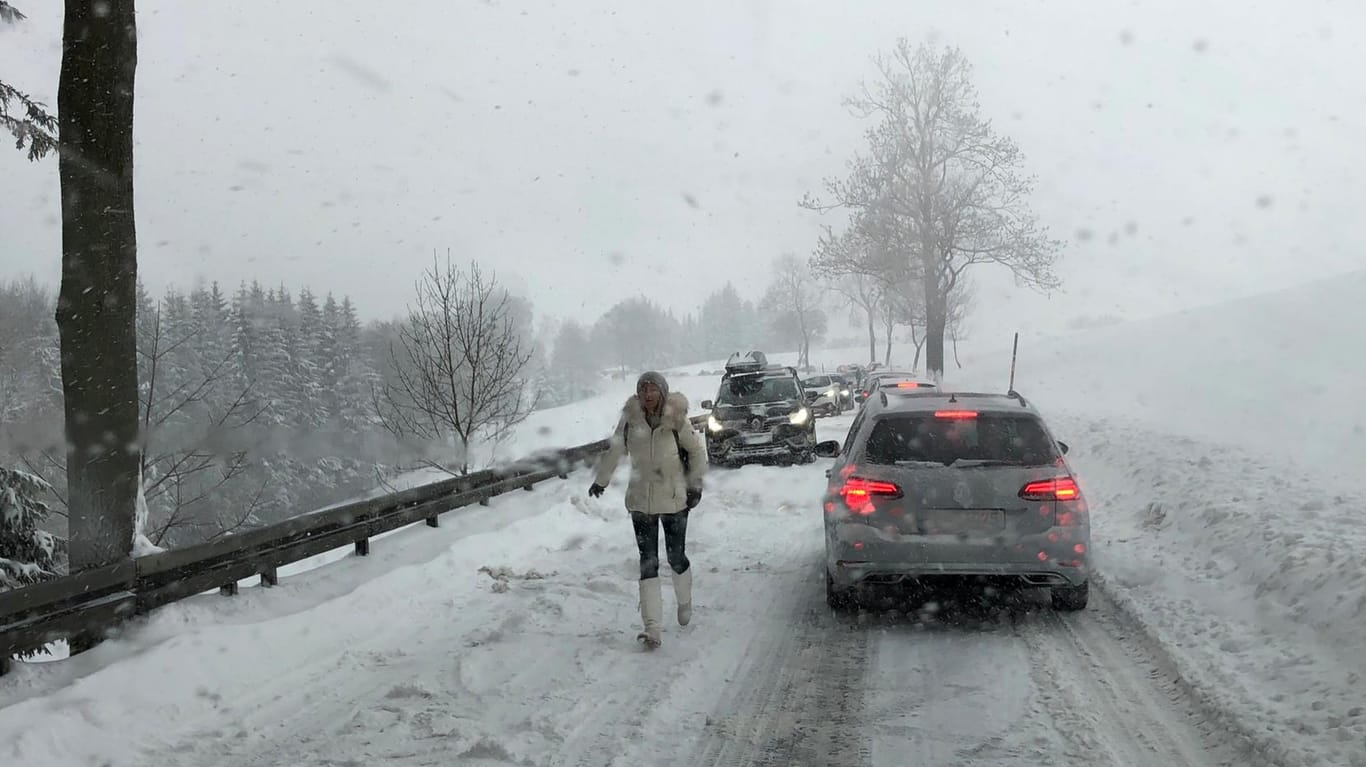 Nur langsam geht es voran in Oberwiesenthal: In Sachsen führte das Wetter zu Chaos im Straßenverkehr.