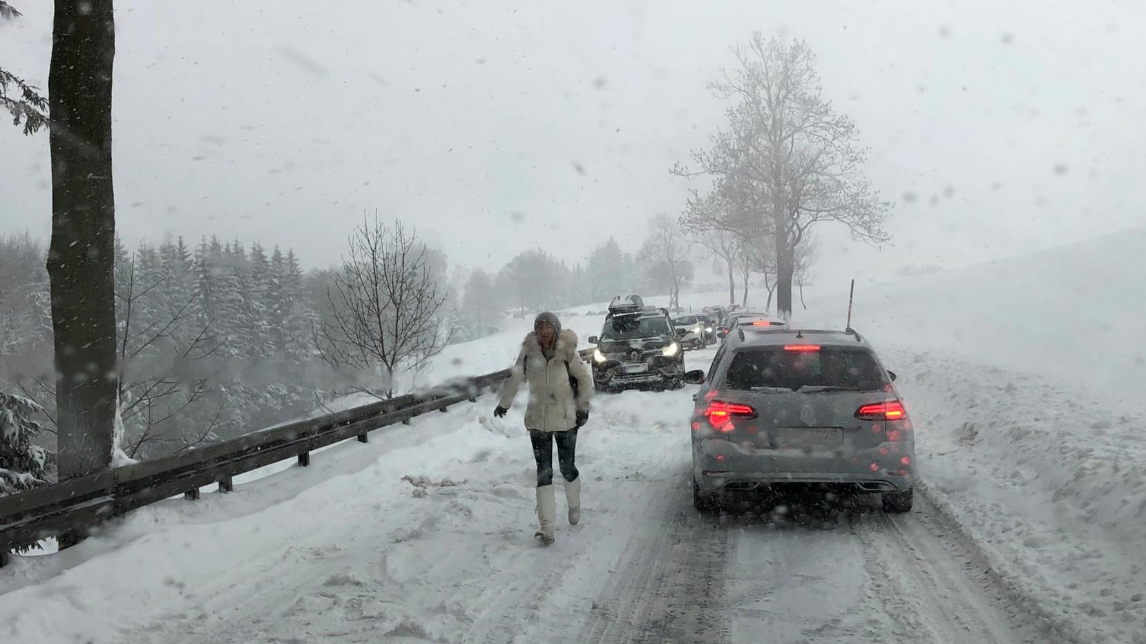 Nur langsam geht es voran in Oberwiesenthal: In Sachsen führte das Wetter zu Chaos im Straßenverkehr. Nur langsam geht es voran in Oberwiesenthal: In Sachsen führte das Wetter zu Chaos im Straßenverkehr.