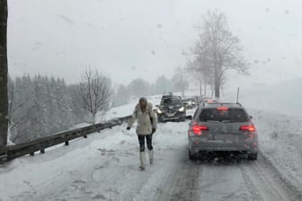 Nur langsam geht es voran in Oberwiesenthal: In Sachsen führte das Wetter zu Chaos im Straßenverkehr.