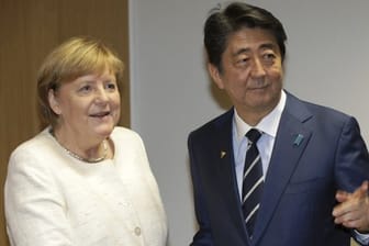Am Montag steht für Kanzlerin Angela Merkel zunächst ein Treffen mit dem japanischen Ministerpräsidenten Shinzo Abe auf dem Programm.