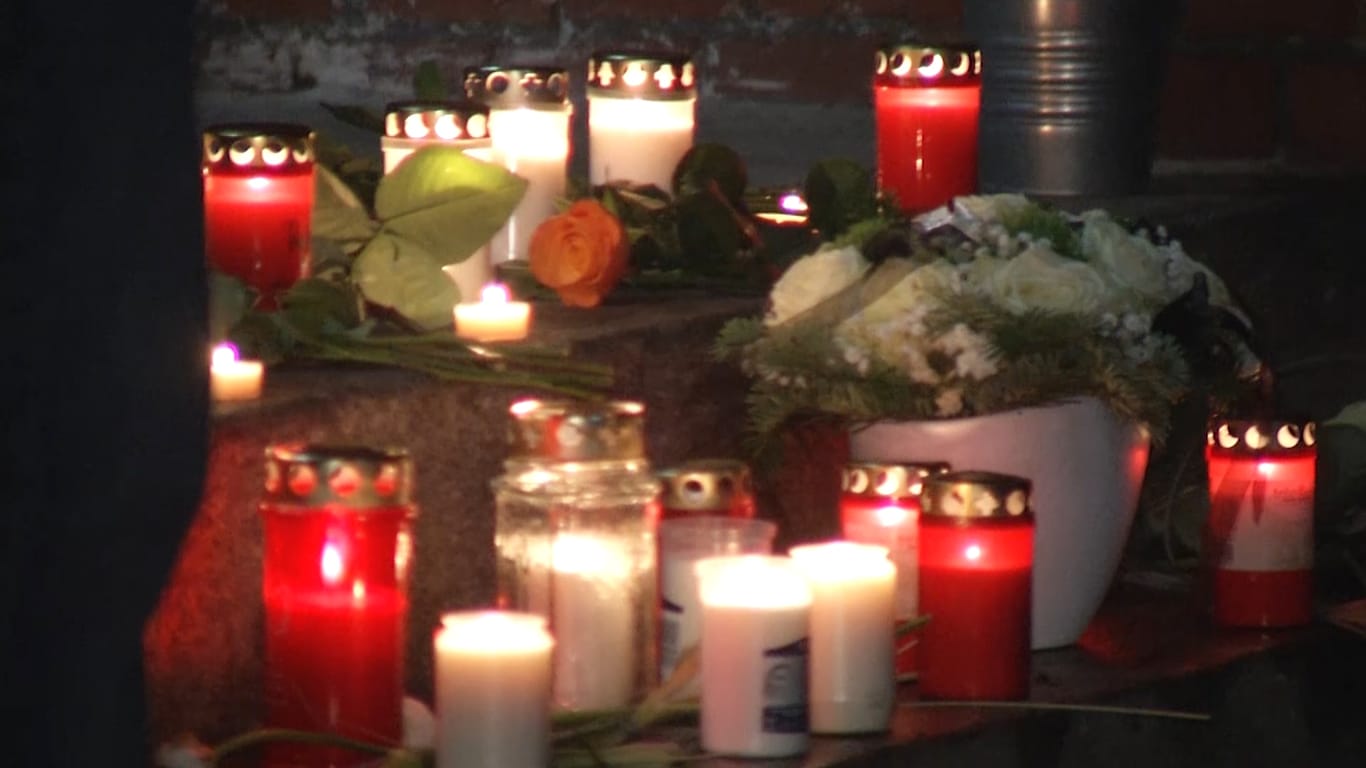 Brennende Kerzen vor einer Berliner Grundschule: Rund 150 Menschen gedachten am Samstagabend der verstorbenen Schülerin.