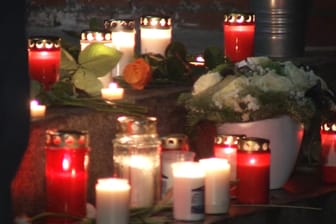 Brennende Kerzen vor einer Berliner Grundschule: Rund 150 Menschen gedachten am Samstagabend der verstorbenen Schülerin.