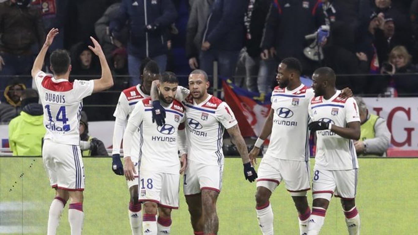 Die Lyoner Spieler feiern das erste Tor ihrer Mannschaft.