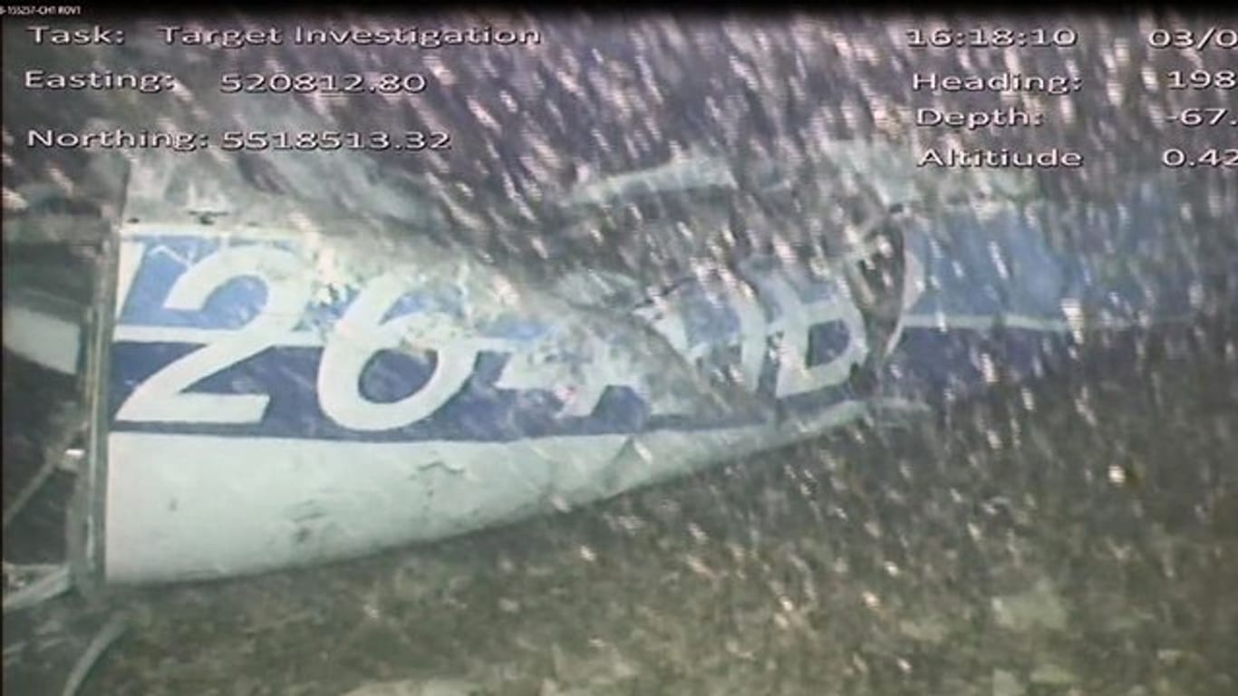 Ein von den Behörden zur Verfügung gestelltes Foto mit einem Flugzeugteil auf dem Meeresgrund.