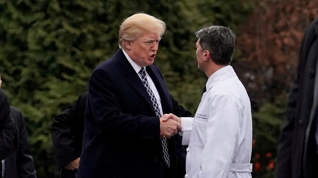 Januar 2018: Donald Trump mit Dr. Ronny Jackson im Militärkrankenhaus in Bethesda (US-Staat Maryland).