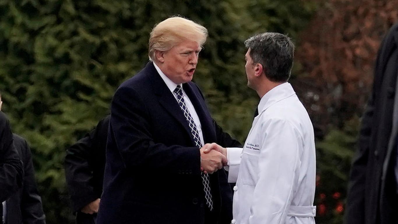 Januar 2018: Donald Trump mit Dr. Ronny Jackson im Militärkrankenhaus in Bethesda (US-Staat Maryland).