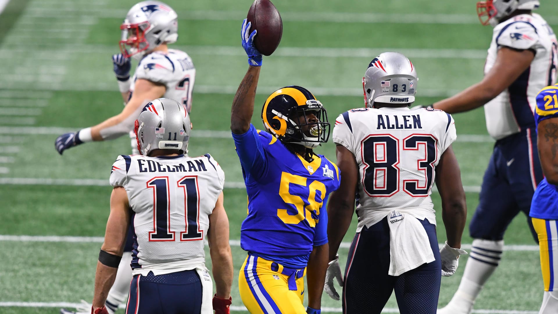 Rams-Linebacker Littleton mit dem abgefangenen Pass von Tom Brady.