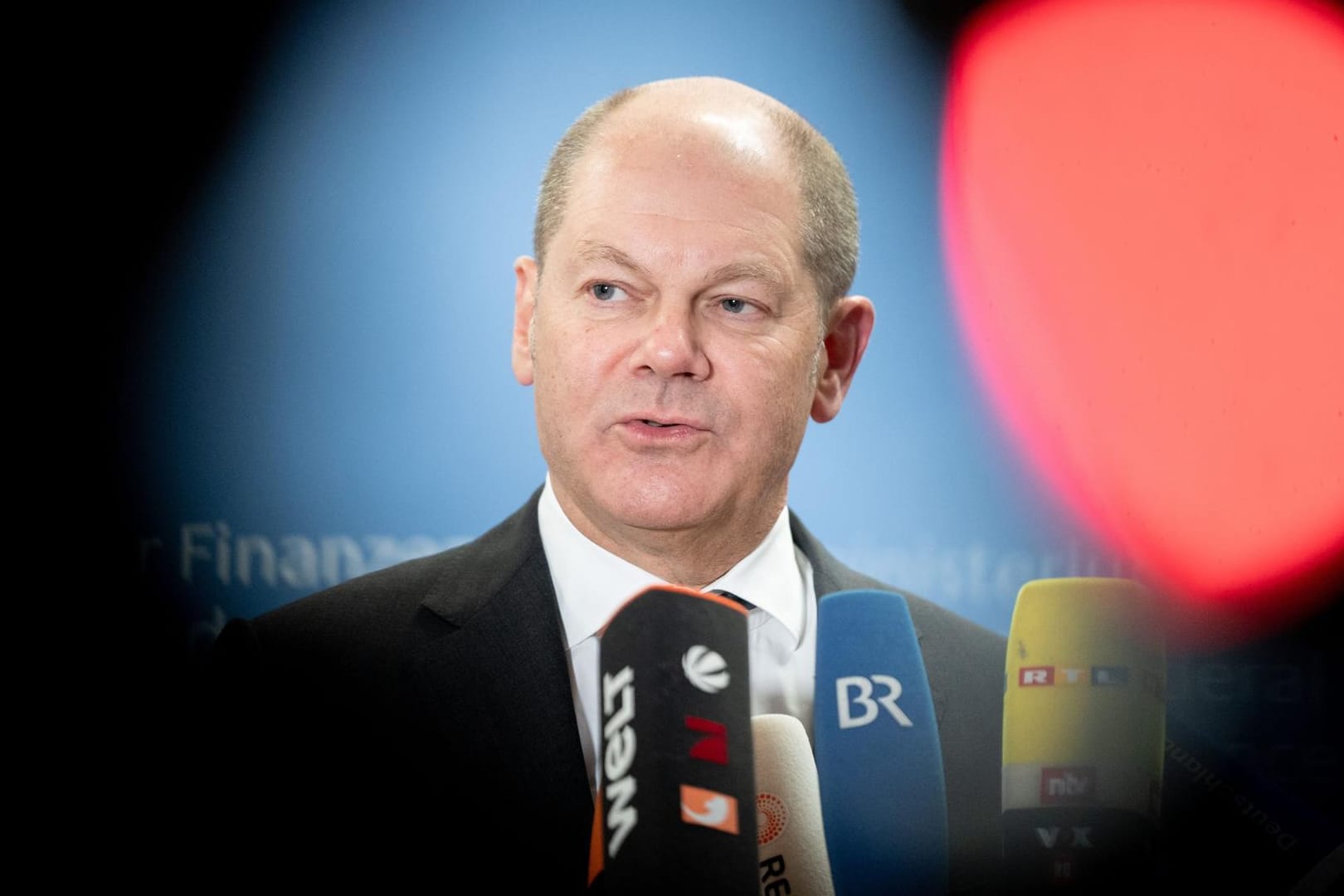 Olaf Scholz (SPD): Der Finanzminister bereitet seine Kollegen zum Auftakt der Gespräche über seine Finanzplanung offenbar auf ein Milliardenloch vor.
