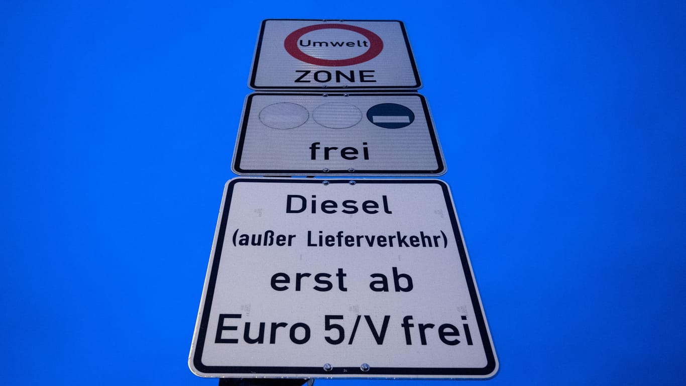Eine Verkehrsschild weist auf das Diesel-Fahrverbot hin (Symbolbild)