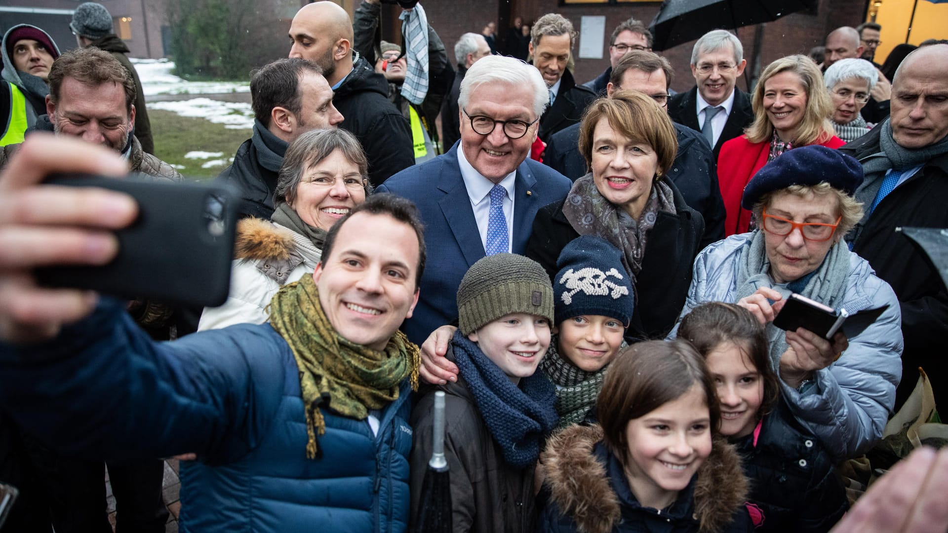 Bundespräsident Steinmeier mit seiner Frau Elke Büdenbender und Bürgern am Samstag in Krefeld.