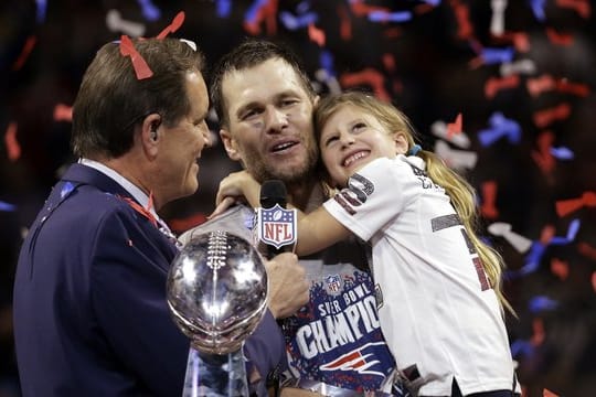 Nach dem gewonnenen Super Bowl feierte Patriots-Quaterback Tom Brady (M.