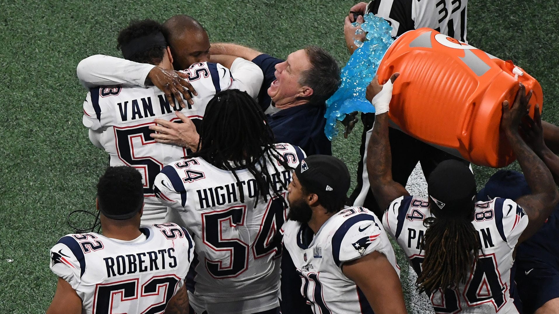 Erlösender Jubel: Die Patriots um Head Coach Belichick (M.) feiern ihren Titel.