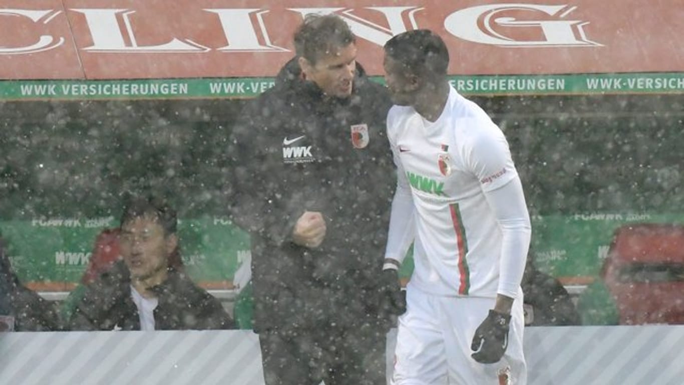 Augsburgs Co-Trainer Jens Lehmann (l) motiviert Sergio Cordova vor dessen Einwechslung.