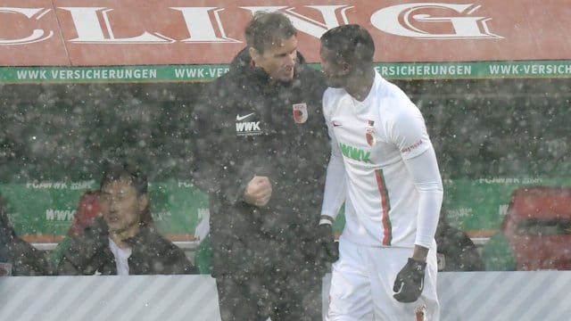 Augsburgs Co-Trainer Jens Lehmann (l) motiviert Sergio Cordova vor dessen Einwechslung. Augsburgs Co-Trainer Jens Lehmann (l) motiviert Sergio Cordova vor dessen Einwechslung.