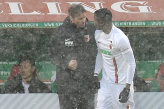 Augsburgs Co-Trainer Jens Lehmann (l) motiviert Sergio Cordova vor dessen Einwechslung.